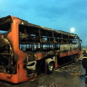 Xe Khách Bất Ngờ Bốc Cháy, Quốc Lộ 1A Đoạn Qua Nghệ An Ách Tắc